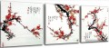 fleur de prune avec la calligraphie chinoise dans les panneaux de Set